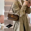 Dunkelbraune Schultertasche mit goldener Kette und Metallverschluss in Glanzoptik - 23.5*9*15 / Braun
