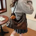 Grote shopper tas in donkerbruin en karamel met een schattige teddybeer hanger - Bruin