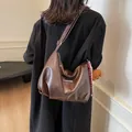 Braune Schultertasche aus PU-Leder mit Teddy-Anhänger und Halstuch für Damen am Model - Kaffeebraun