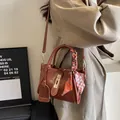 Braune Vintage-Beuteltasche im Maillard-Stil mit gepunktetem Schal für Damen am Model - 22*10*14 / Braun