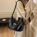 Sac hobo en cuir noir avec boucle argentée et pendentif chien en peluche marron - Noir (avec pendentif)