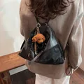 Sac fourre-tout triangulaire en cuir PU noir avec texture vintage et breloque peluche - Noir Avec Pendentif Lapin
