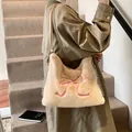 Plüschige beige Kunstpelz-Tasche mit rosa bestickter Schleife und Kettenriemen - 31*12*28 / Khaki