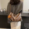Grand sac cabas marron foncé avec breloque nounours et logo métallique chic - Kaki (Avec Pendentif)