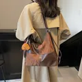 Vintage bruine leren tote bag met patchwork design en pluche beer hanger voor heren en dames - Zonder Hanger / koffiekleur
