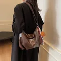 Sac hobo marron foncé en cuir souple avec un pendentif en peluche en forme d'ours - Café (avec Pendentif)