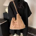 Braune Plüsch-Tragetasche mit rosa Schleifenstickerei und Kettenriemen am Modell - 31*12*28 / Braun