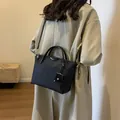 Borsa a tracolla in nylon nero con manici in pelle e logo metallico per pendolari - 30*12*20 / Nero