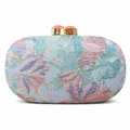 Dettaglio della pochette da sera jacquard floreale con cornice oro e chiusura corallo - Celeste