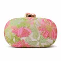 Dettaglio del tessuto jacquard floreale e chiusura dorata con pietra rosa su pochette - verde chiaro