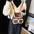 Brauner Lederrucksack mit weißem Lammfellbesatz und verstellbaren Metallkettenriemen - 19*10*22 / Kaffee