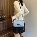 Borsa a spalla in tela blu con tracolla in corda spessa indossata da una modella in interno - caffè / 23*12*15