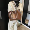 Grande borsa tote retrò marrone scuro con spalline e ciondolo di peluche - Grande / Marrone