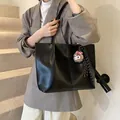 Borsa tote nera minimalista in similpelle lucida con ciondolo a forma di pecora di peluche - Grande / Nero