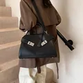 Elegante borsa a mano in pelle nera con chiusura in metallo argento e tracolla rimovibile - Nero/PU
