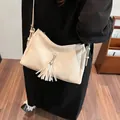 Borsa a tracolla crema minimalista con pieghe verticali e dettaglio nappa grande - 33*10*20cm / Bianco Sporco