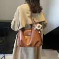Borsa tote vintage marrone di grande capacità con ciondolo in peluche in un caffè - 32*13*30 / Marrone
