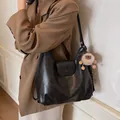 Borsa a spalla retrò nera di grande capacità con un simpatico ciondolo a forma di pecora - 32*13*30 / Nero