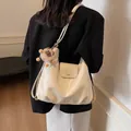 Borsa tote vintage bianco crema con ciondolo di peluche indossata da modella - 32*13*30 / Bianco