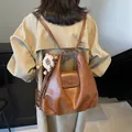 Zaino retrò in ecopelle marrone con ciondolo di peluche per donna, stile autunno inverno - 32*13*30 / Marrone (Con Ciondolo)
