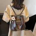 Zaino hobo retrò in pelle marrone scuro con un ciondolo a forma di agnello di peluche - 32*13*30 / Caffè (Con Ciondolo)