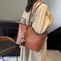 Sac fourre-tout vintage en cuir marron avec charme de lapin porté à l'épaule - Marron Avec Pendentif Lapin / Marron