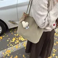 Sac cabas en daim kaki rétro avec nœud en cuir et breloque cœur pour le style automne - Sac Fourre-Tout (Sans Charme) / Vert