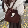 Sac fourre-tout marron foncé en daim avec charm cœur et style décontracté chic - Sac Fourre-Tout (Sans Charme) / Marron