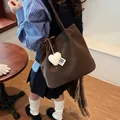 Sac fourre-tout marron vintage mat avec pendentif cœur en peluche et bandoulières - Sac Fourre-Tout (Sans Charme) / Marron