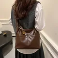 Sac hobo en cuir marron foncé avec pendentif raquette de tennis doré pour femme chic - Style de base / Marron