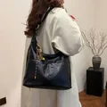 Bolso tote grande de cuero negro con colgante de tenis llevado al hombro - Estilo básico / Negro