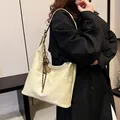 Bolso tote minimalista de cuero blanco crema para mujer con colgante decorativo - Estilo básico / Blanco Roto