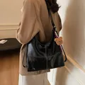 Borsa tote vintage nera con cuciture bianche e ciondolo a forma di orsetto - Nero
