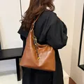 Bolso hobo marrón de gran capacidad en cuero suave con colgante decorativo chic - Estilo básico / Marrón