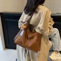 Borsa hobo marrone in ecopelle con cuciture a contrasto e ciondolo a forma di orsetto - Marrone