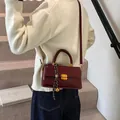 Retro burgundy box bag in glossy leather with gold clasp and checkered ball pendant - Red with Pendant