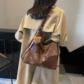 Borsa tote vintage in pelle marrone con ciondolo a orsetto e foulard stampato chic - Caffè