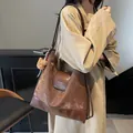 Καφέ vintage τσάντα tote από συνθετικό δέρμα με κρεμαστό αρκουδάκι και λεπτομέρειες - Καφέ