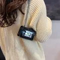 Mini sac bandoulière en cuir verni noir avec chaîne argentée et boucle carrée moderne - 10x4x7cm / Noir