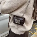 Mini sac bandoulière marron chocolat avec grain litchi, fermoir argent et chaîne - 10x4x7cm / Marron