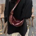 Dunkelrote gesteppte Croissant-Tasche aus glänzendem Kunstleder mit Silberschnalle - Einheitsgröße / Burgunderrot