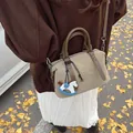 Borsa bowling in morbida pelle kaki con scritte a rilievo e ciondolo a cavallo - Stile di base / Verde