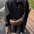 Braune Croissant-Tasche aus weichem Leder als stilvolle Umhängetasche im Streetstyle - Einheitsgröße / Dunkelkaffee
