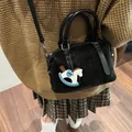 Borsa bowling nera in morbida finta pelle scamosciata con ciondolo a cavallo e logo - Stile di base / Nero