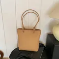 Sac fourre-tout tressé marron clair avec poignées nouées et motif en maille texturée chic - Kaki