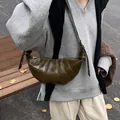 Olivgrüne Croissant-Umhängetasche aus Leder mit Steppmuster für einen stylischen Look - Einheitsgröße / Olivgrün