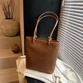 Grand cabas tressé marron foncé avec de longues anses en cuir au style minimaliste - Marron