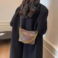 Bolso cubo hobo de cuero marrón acolchado con cadena dorada gruesa y diseño chic - Pequeño / Marrón