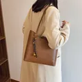 Sac fourre-tout marron caramel avec breloque cloche en métal et écusson triangulaire - Avec Pendentif / Marron