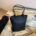 Sac fourre-tout tressé noir élégant avec fines bandoulières et détails de nœuds - Noir